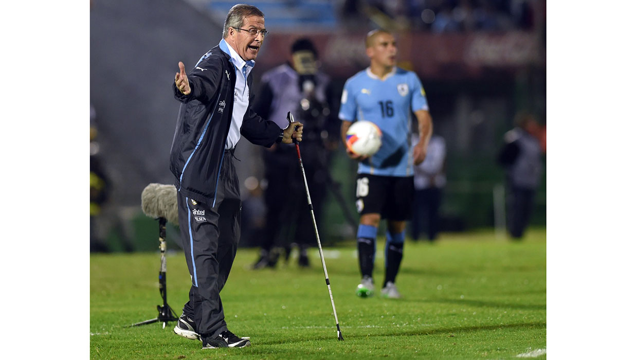 A Tabárez, con cariño: Estrellas del futbol de Uruguay se despiden del  'Maestro