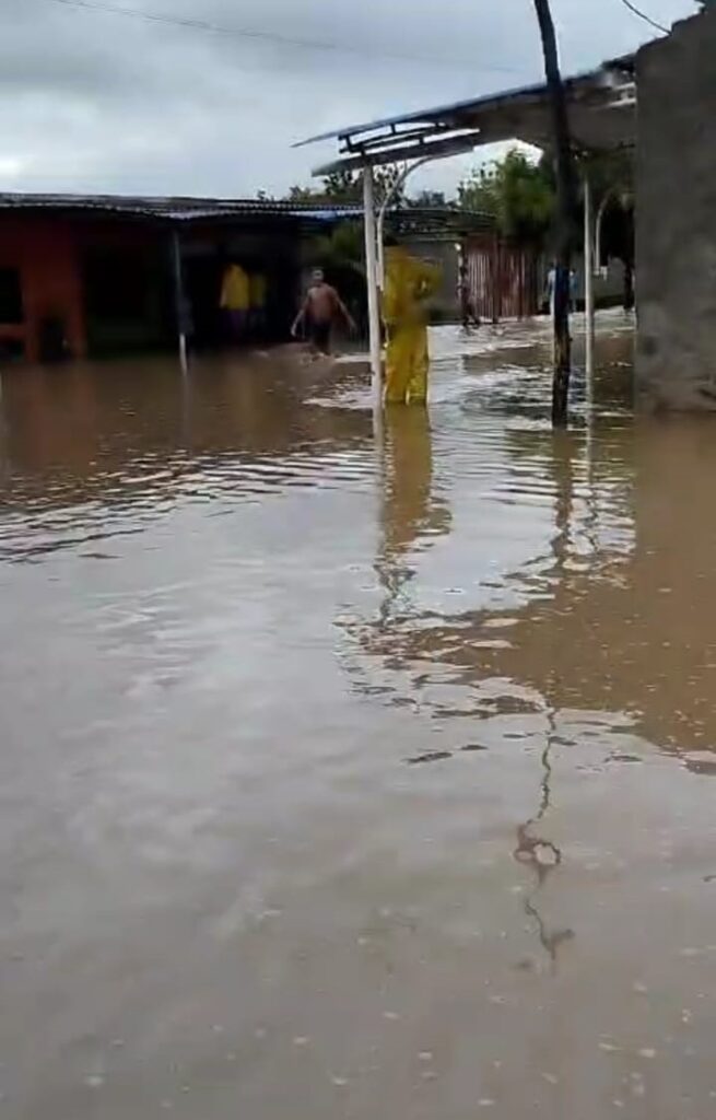 <p style="text-align: center;">En el corregimiento de Guacoche el desvío de un arroyo dejó varias viviendas bajo el agua y las calles intransitables.</p>